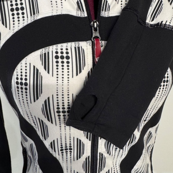 LuLuLemon Women's Black & White Jacket - Picture 5 of 10